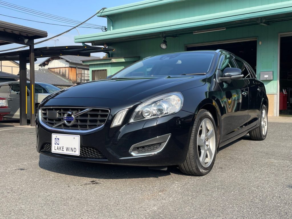 VOLVO　V60　Drive-E　ブラックサファイアメタリック