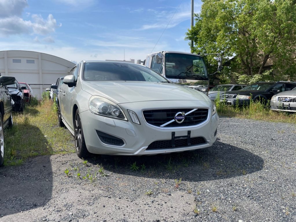 部品取り車入庫　V60　T4　2013年モデル
