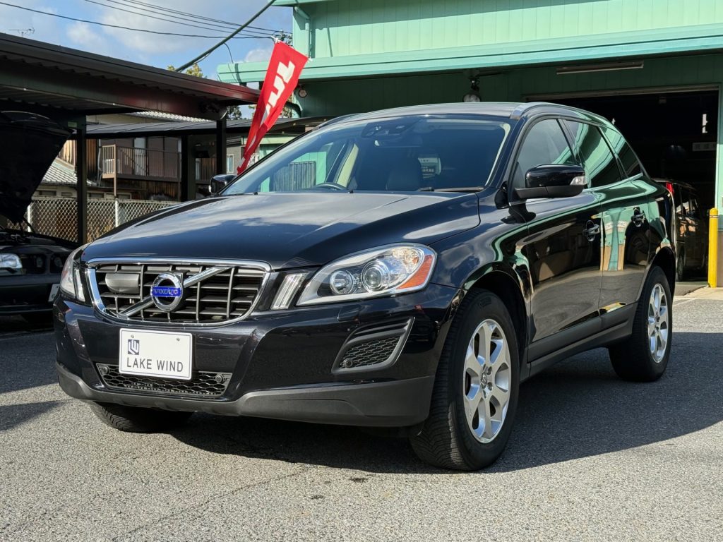 VOLVO XC60 T5 SE ブラックサファイアメタリック